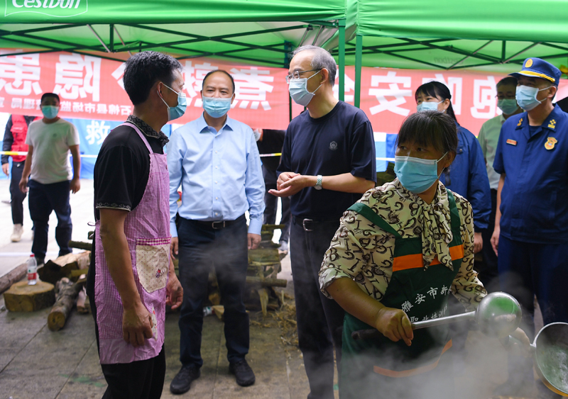 黃強赴雅安市(shì)石棉縣指導抗震救災工作并與王祥喜會(huì)商下一步重點工作
繼續全力搶救生命加快恢複正常秩序
有序有力有效推進抗震救災工作堅決打赢這(zhè)場硬仗「相關圖片」